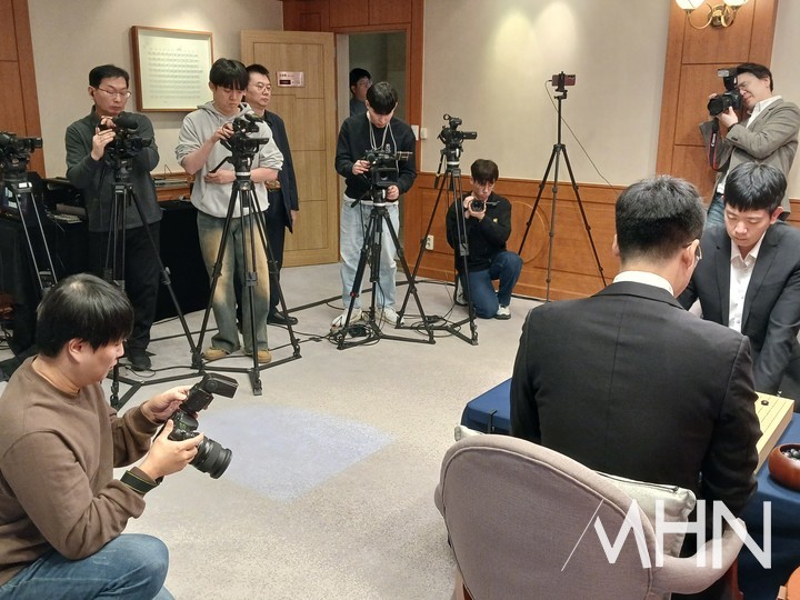 취재진으로 북적거리는 대국장.(사진 부산에서 MHN 엄민용 선임기자)