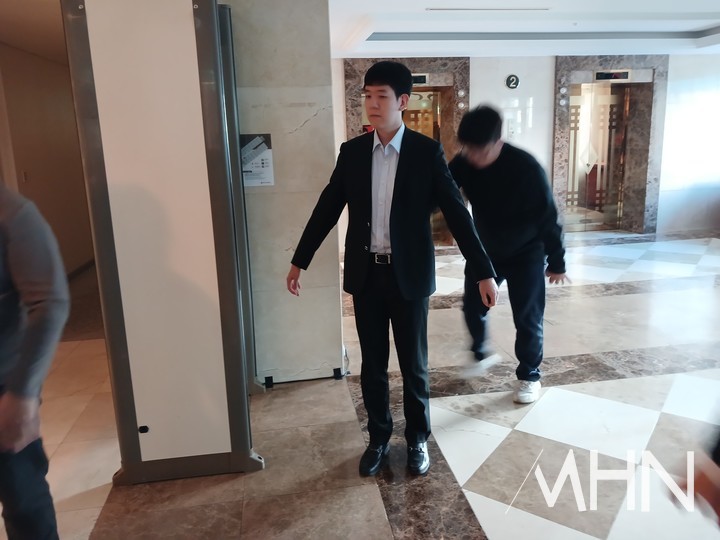 강동윤 9단이 대국장에 앞에서 몸 수색을 받고 있다. 전자기기를 휴대하고 대국하다 적발되면 반칙패를 당한다.(사진 부산에서 MHN 엄민용 선임기자)