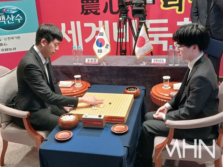 강동윤 9단과 시바노 도라마루 9단이 돌을 가리고 있다. 어제에 이어 오늘도 강 9단의 백번이다.(사진=부산에서 MHN 엄민용 선임기자)