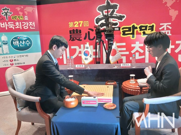 강동윤 9단(왼쪽)과 시바노 도라마루 9단이 대국하고 있다.(사진 부산에서 MHN 엄민용 선임기자)