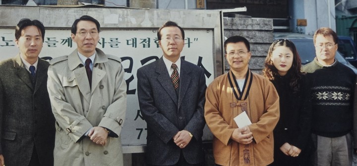 필자(왼쪽)는 34년 간 ‘쌀 한포대의 기적’, ‘연탄 한 장의 기적’을 진행 중이다.