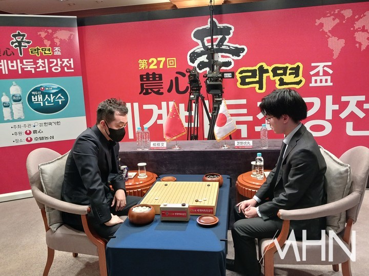 양카이원 9단(왼쪽)과 시바노 도라마루 9단이 승부를 벌이고 있다.(사진 부산에서 MHN 엄민용 선임기자)