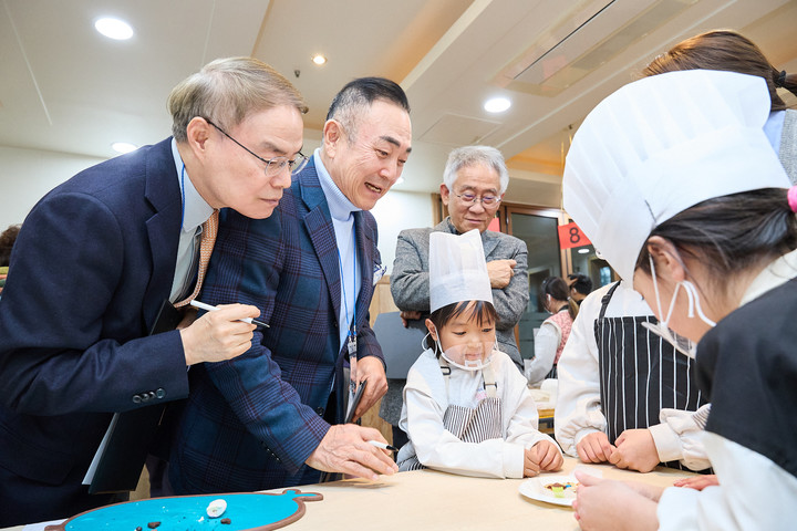 서울마주협회 임원들이 아이들의 ‘요리 작품’을 심사하고 있다.(사진 서울마주협회 제공)