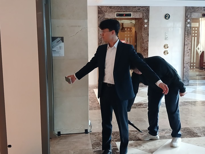 안성준 9단이 대국장에 들어가기 전에 전자기기 휴대 유무를 검사받고 있다.(사진 부산에서 MHN 엄민용 선임기자)