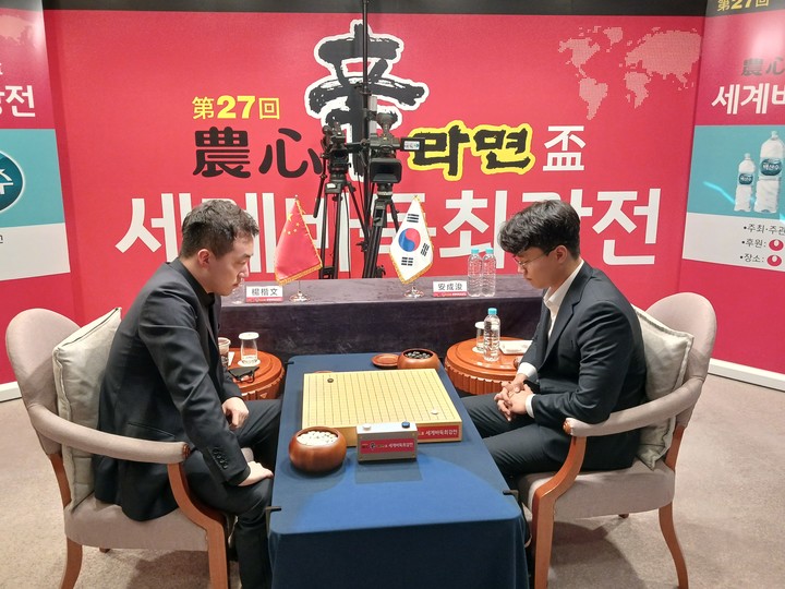 안성준 9단(오른쪽)과 양카이원 9단이 대국하고 있다.(사진 부산에서 MHN 엄민용 선임기자)