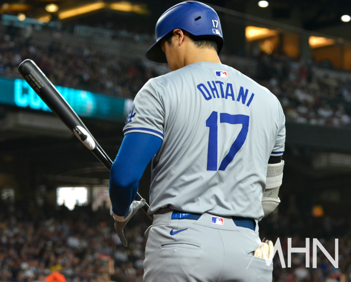  (오타니가 타석에 들어서기 전에 자신의 배트 상태를 살펴보고 있다)