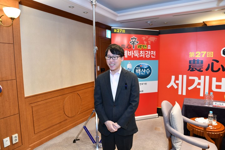 대국 후 밝은 얼굴로 인터뷰하고 있는 이야마 유타 9단.(사진 한국기원 제공)