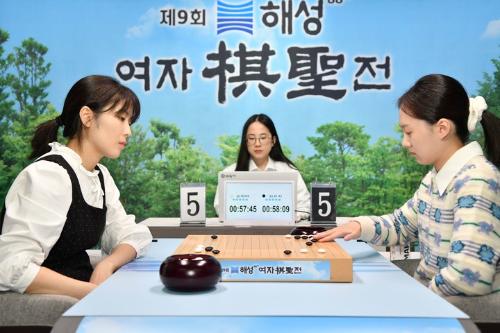 오정아 6단과 김은지 9단(오른쪽)이 승부를 벌이고 있다.(사진 한국기원 제공)