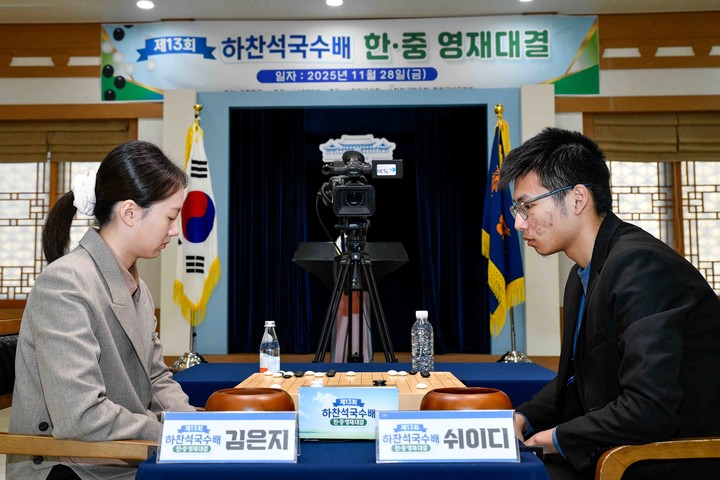 김은지 9단(왼쪽)과 쉬이디 7단이 한·중 영재대결을 벌이고 있다.(사진 한국기원 제공)