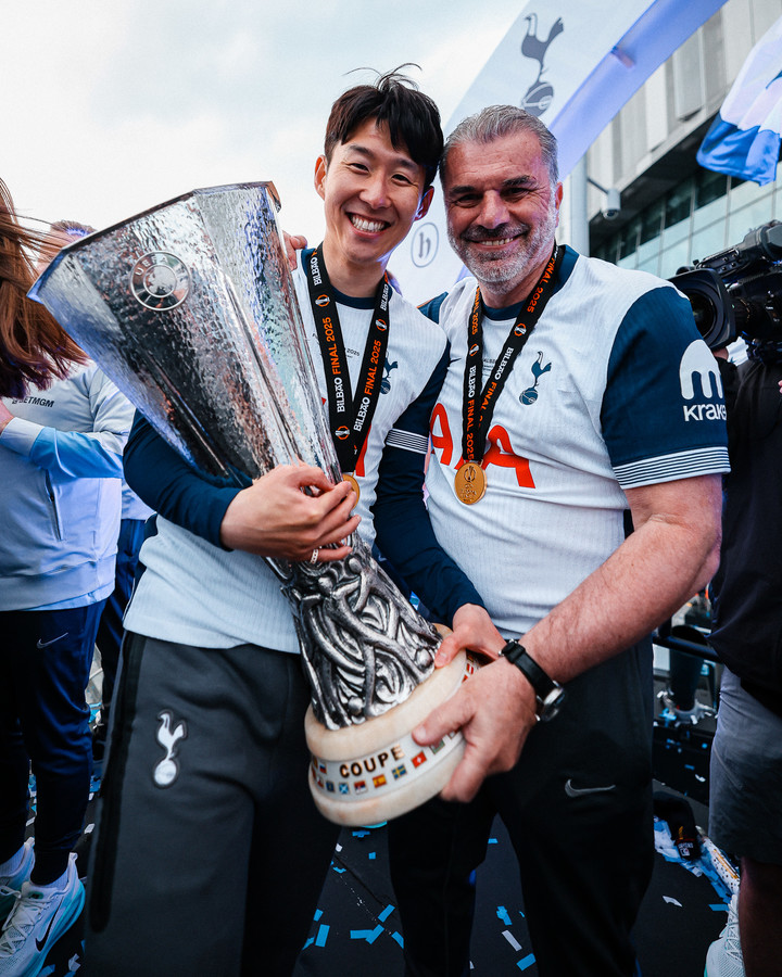 토트넘 당시 유로파리그 우승컵을 든 포스테코글루 감독과 손흥민