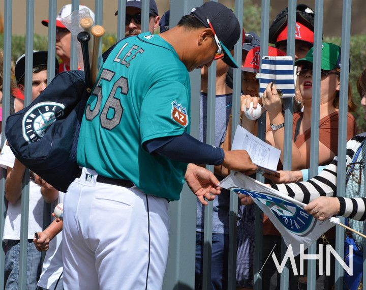 (메이저리그 시절의 이대호가 경기 전 팬들에게 사인을 해주고 있다)