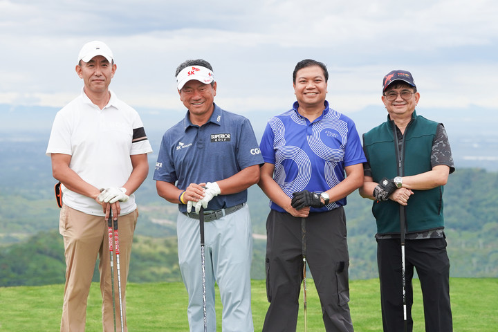 최경주가 필리핀 뉴클락 시티에 조성 중인 골프 리조트의 한 코스 디자인에 참여했다. 지난 달 필리핀 방문 중에 리조트 관계자들과 기념 촬영을 하고 있다.