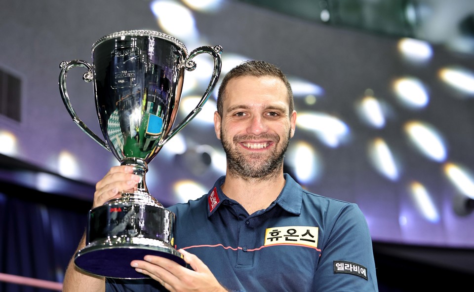 하비에르 팔라손이 우승컵을 들고 있다