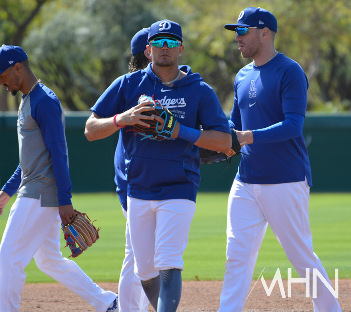 (로하스(가운데)는 내야 전 포지션을 다 소화할 수 있다)