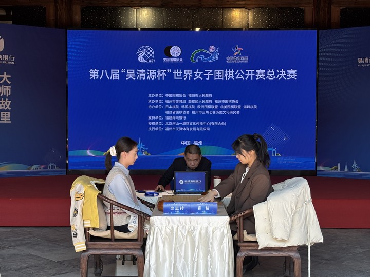 김은지 9단(왼쪽)과 최정 9단이 오청원배 결승1국을 두고 있다.(사진 한국기원 제공)