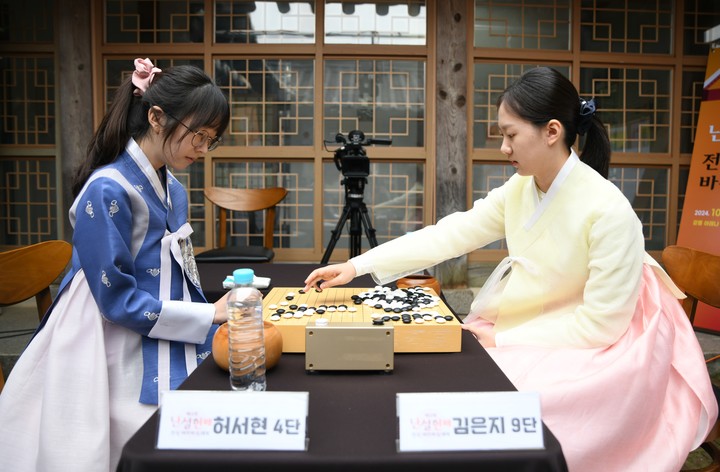 제4회 난설헌배 결승 2국이 끝난 후 김은지 9단(오른쪽)과 허서현 5단이 대국 과정을 복기하고 있다.(사진 한국기원 제공)