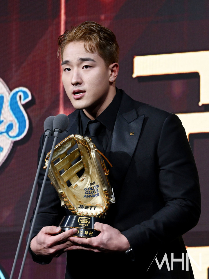 골든글러브 시상식에서 외야수 부문을 수상한 뒤 소감을 말하는 KT 위즈 안현민