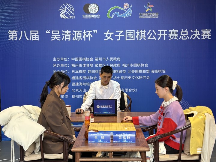 최정 9단(왼쪽)과 김은지 9단이 오청원배 결승 최종국을 두고 있다.(사진 한국기원 제공)