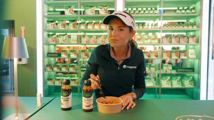 도널드 트럼프 미국 대통령의 손녀인 카이 트럼프가 '하우스 오브 CJ'에서 한식을 즐기고 있다. 