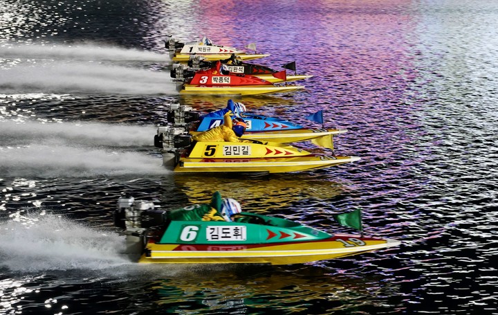 2025 그랑프리 경정 결승전에 출전한 선수들이 플라잉스타트로 경주를 시작하고 있다.(사진 국민체육진흥공단 제공)