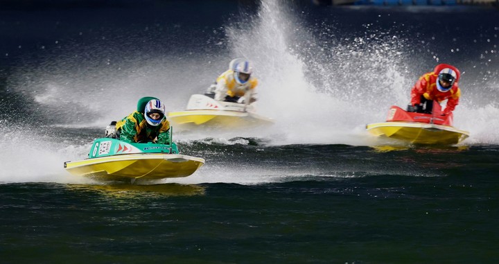 2025 그랑프리 경정 결승전에서 6번(초록색) 김도휘, 3번(빨간색) 박종덕, 1번(하얀색) 박원규가 결승선을 향해 질주하고 있다.(사진 국민체육진흥공단 제공)