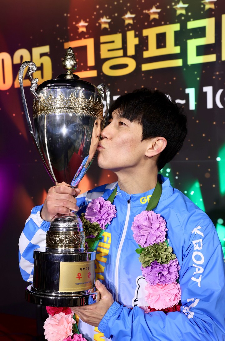 2025 그랑프리 경정에서 우승한 김도휘가 트로피에 입맞춤을 하고 있다.(사진 국민체육진흥공단 제공)
