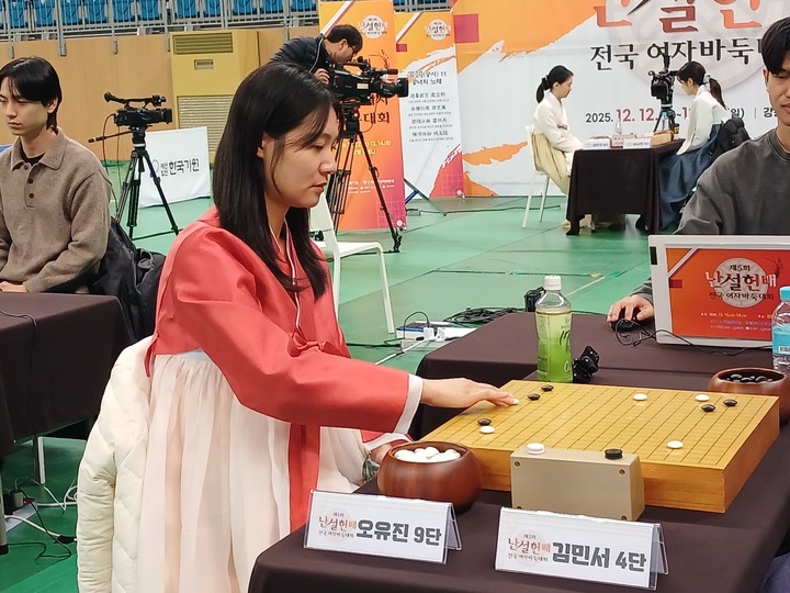 오유진 9단이 착점하고 있다.(사진 강릉에서 MHN 엄민용 선임기자)