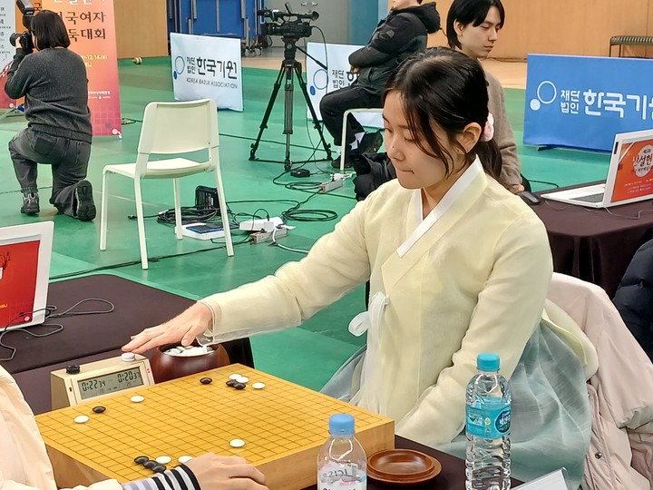 김경은 5단이 착점 후 계시기를 누르고 있다.(사진 강릉에서 MHN 엄민용 선임기자)