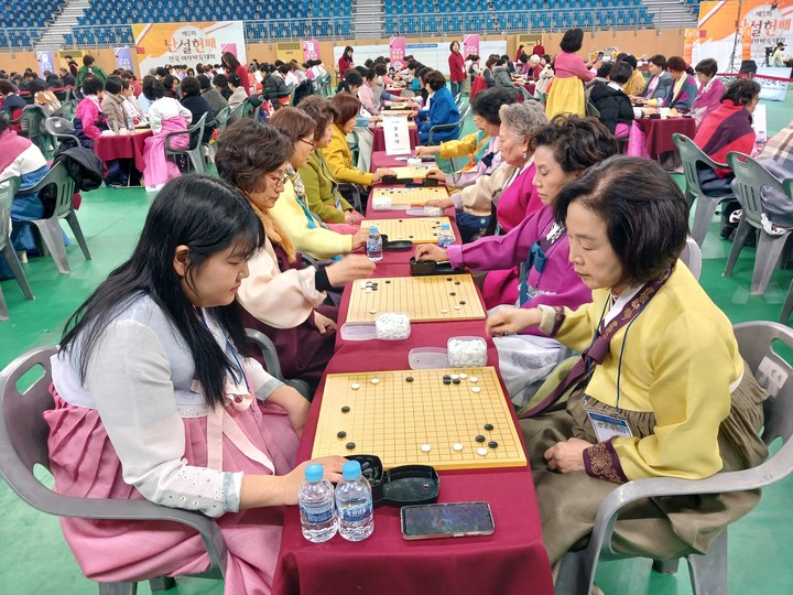 여성 바둑 동호인들이 고운 한복을 입고 수담을 나누고 있다.(사진 강릉에서 MHN 엄민용 선임기자)