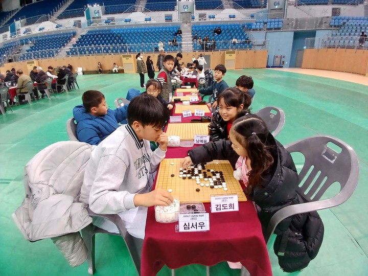 바둑 꿈나무들이 반상에서 접전을 벌이고 있다.(사진 강릉에서 MHN 엄민용 선임기자)