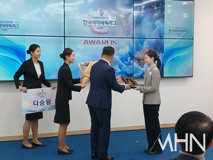 임영섭 NH농협은행 스포츠단장이 김은지 선수에게 다승상 트로피를 전달하고 있다.(사진 MHN 엄민용 선임기자)