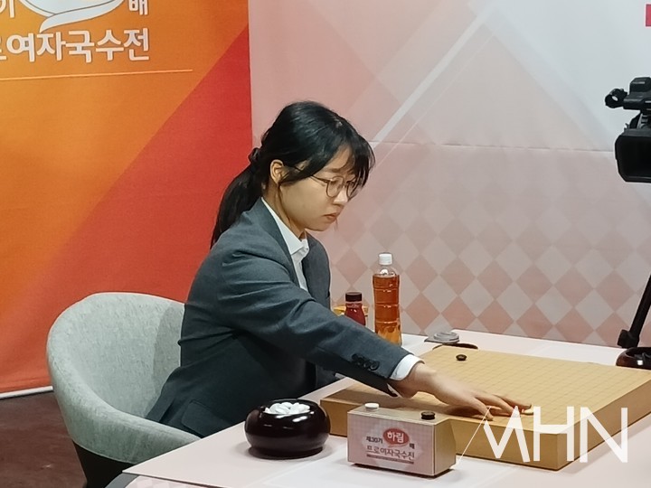 최정 9단이 첫 수를 두고 있다.(사진 MHN 엄민용 선임기자)