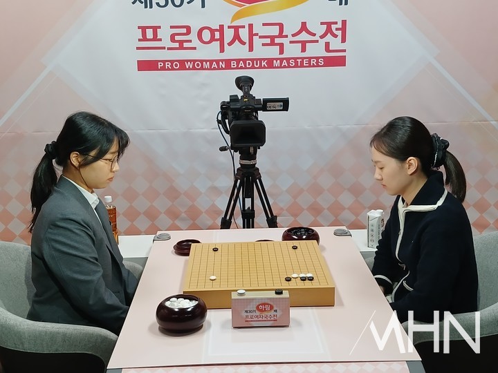 김은지 9단(오른쪽)과 최정 9단이 하림배 프로여자국수전 결승 3번기 최종국을 벌이고 있다.(사진 MHN 엄민용 선임기자)