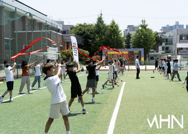 학생 운동장에서 수업 사진