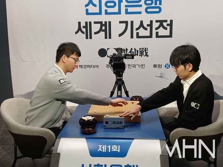 신진서 9단(오른쪽)과 딩하오 9단이 대국하고 있다.(사진 MHN 엄민용 선임기자)