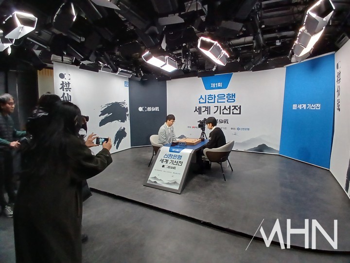 신진서 9단과 딩하오 9단이 대국하고 있는 바둑TV 스튜디오 전경.(사진 MHN 엄민용 선임기자)