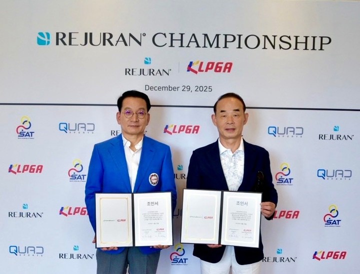 KLPGA 김상열 회장(왼쪽)과 파마리서치 정상수 회장이 리쥬란 챔피언십 조인식에서 기념 사진 촬영하고 있다.