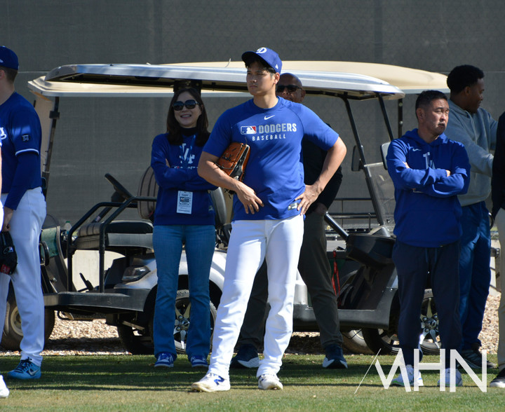 (지난해 스프링캠프에서 오타니가 후배 사사키 로키의 불펜피칭을 지켜보고 있다)
