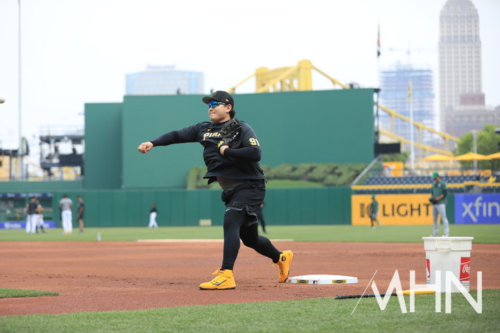 (피츠버그 시절 최지만이 PNC 파크에서 경기 전 1루 수비훈련을 하고 있다)