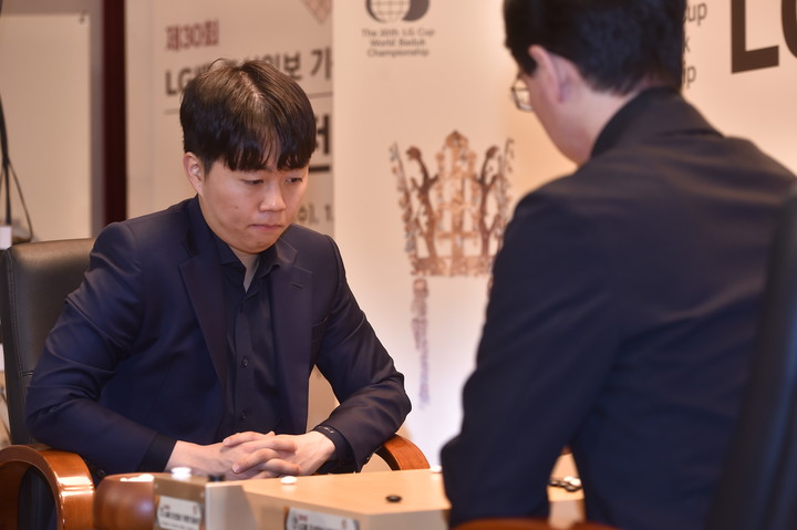 검토실을 찾은 한국기원 정태순 이사장(왼쪽), 유홍준 국립중앙박물관장(오른쪽), 조훈현 9단이 대화를 나누고 있다.(사진 한국기원 제공)