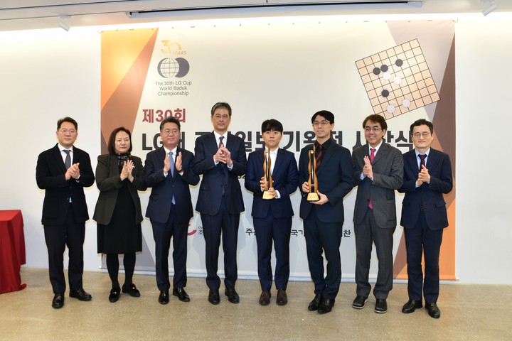 LG 정정욱 부사장, 조선일보 강경희 편집국장, LG 하범종 사장, 조선일보 방준오 사장, 신민준 9단, 이치리키 료 9단, 일본기원 다케미야 요코 이사장, 한국기원 양재호 사무총장(왼쪽부터)이 기념 사진을 찍고 있다.(사진 한국기원 제공)