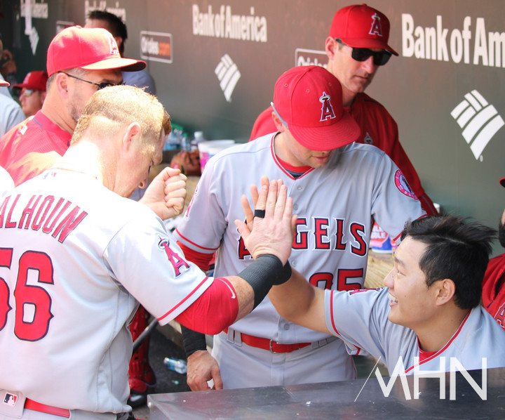 (에인절스 시절 칼훈(왼쪽)이 동료였던 최지만이 호수비를 펼치자 더그아웃에서 하이파이브로 이를 격려해 주고 있다)