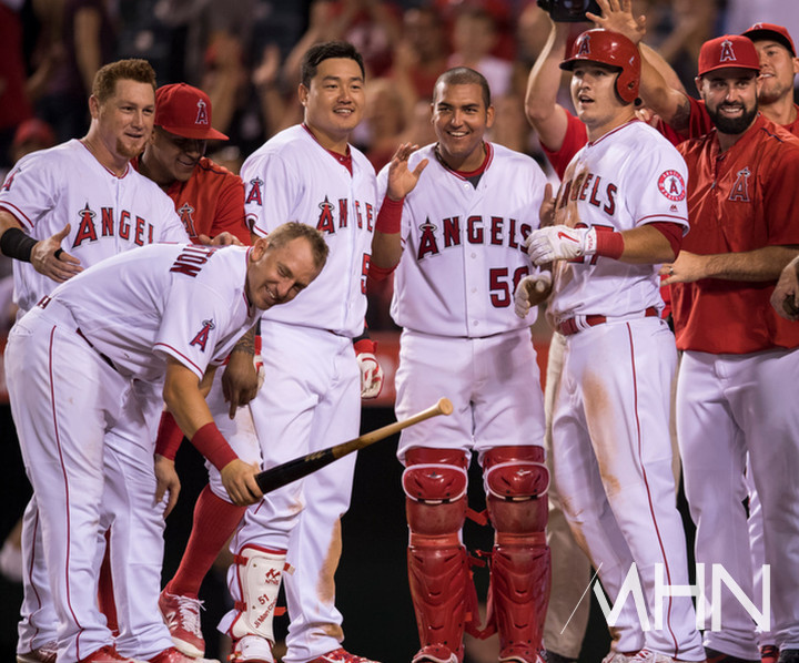 (에인절스 시절의 콜 칼훈(왼쪽)과 최지만(가운데)이 홈플레이트에서 홈런을 친 동료를 축하해 주기 위해 기다리고 있다)