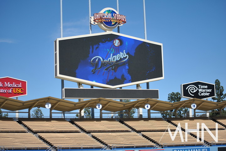 (다저스 홈구장 '다저스타디움' 외야 전광판에 다저스 로고가 보인다)