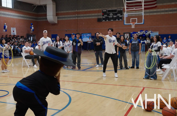 (김혜성이 지난 주말 다저스 선수단과 함께 LA에 위치한 한 고등학교를 방문해 팬들과 시간을 보내고 있다)