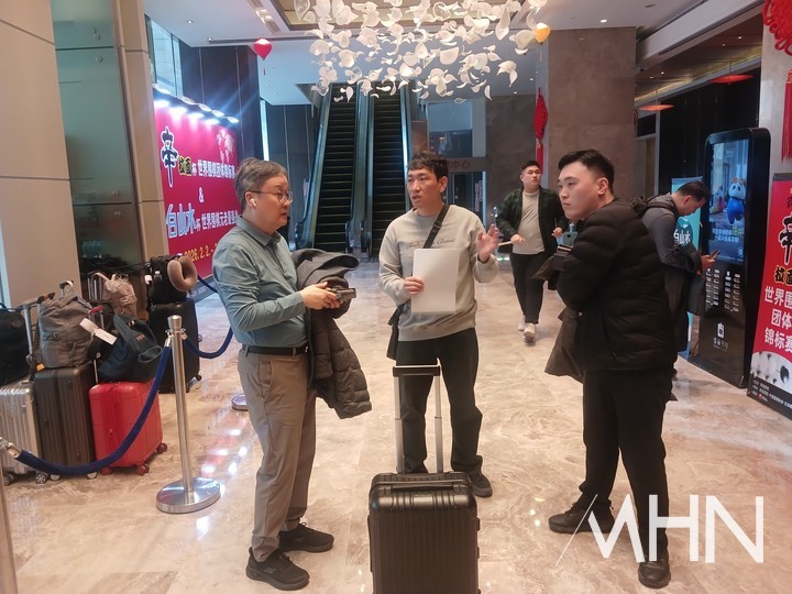 1일 유창혁 9단(왼쪽)이 중국 선전에서 한국기원 관계자들과 얘기를 나누고 있다.(중국 선전에서 MHN 엄민용 선임기자)