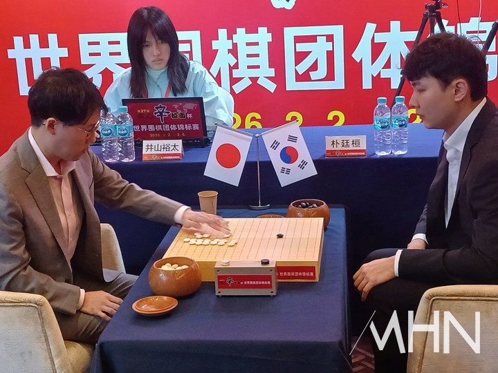 박정환 9단(오른쪽)과 이야마 유타 9단이 돌을 가리고 있다.(사진 중국 선전에서 MHN 엄민용 선임기자)