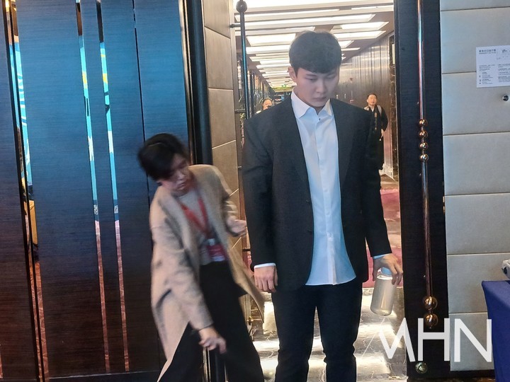 박정환 9단이 대국장에 들어선 뒤 몸수색을 받고 있다.(사진 중국 선전에서 MHN 엄민용 선임기자)