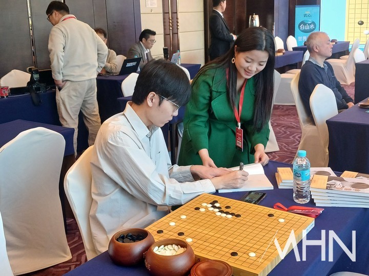 검토실에서 신진서 9단이 박정환 9단의 대국을 검토하고 있던 중 중국 바둑팬에게 사인을 해 주고 있다.(사진 중국 선전에서 MHN 엄민용 선임기자)