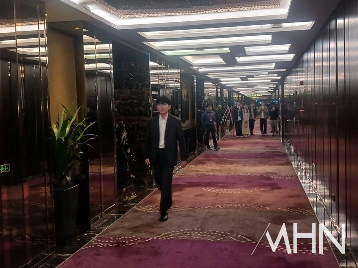 대국장으로 향하는 신진서 9단.(사진 중국 선전에서 MHN 엄민용 선임기자)